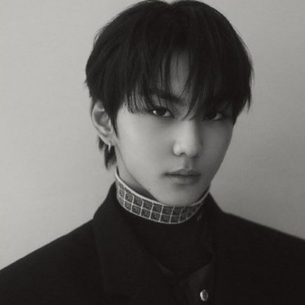 jollywonie's tweet photo. 2021 Balenciaga           2022 Prada https://t.co/9s2IaD7EAa