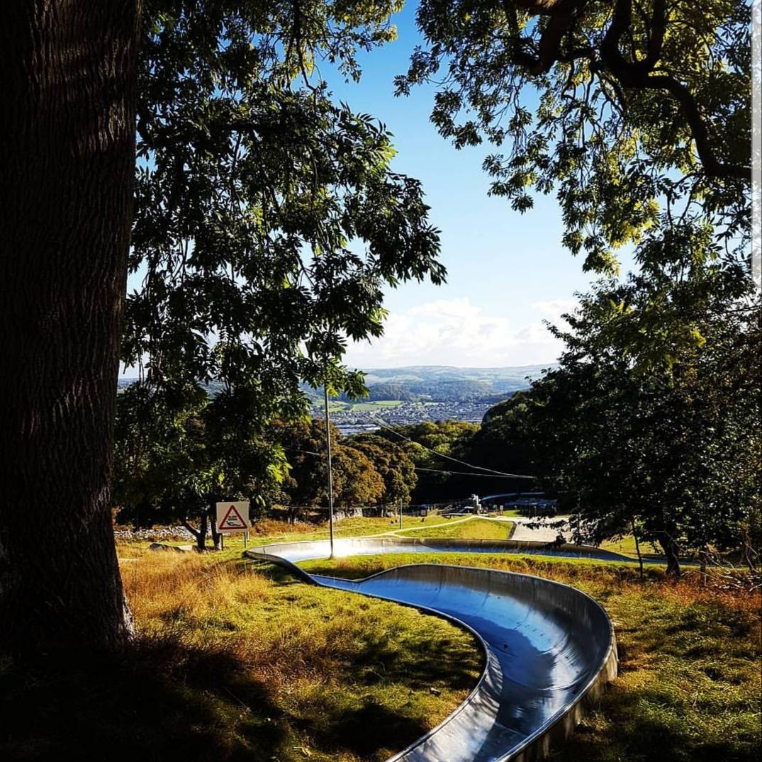 skillandudno's tweet photo. The weather is looking hot hot hot in Llandudno again this weekend! 
We are open 10 til 6 all weekend.
Just a reminder that there is no need to pre book the toboggan. 
Our Alpine bar and kitchen will be open for hot and cold drinks, snacks, cakes and sharing pizzas! https://t.co/qHxwvXw2tS