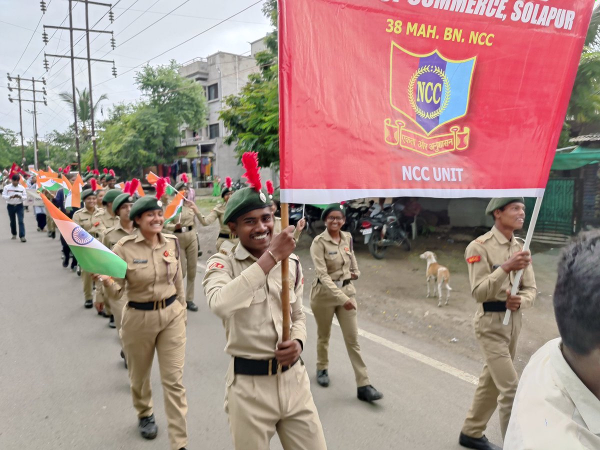 Solapur15's tweet photo. हिराचंद नेमचंद कॉलेज ऑफ कॉमर्स एन सीसी युनिटने आज तिरंगा रॅलीचे आयोजन केले यामध्ये सर्व एनसीसी कॅडेट्सनी उत्साहाने सहभाग नोंदवला https://t.co/i93A8ec2GH