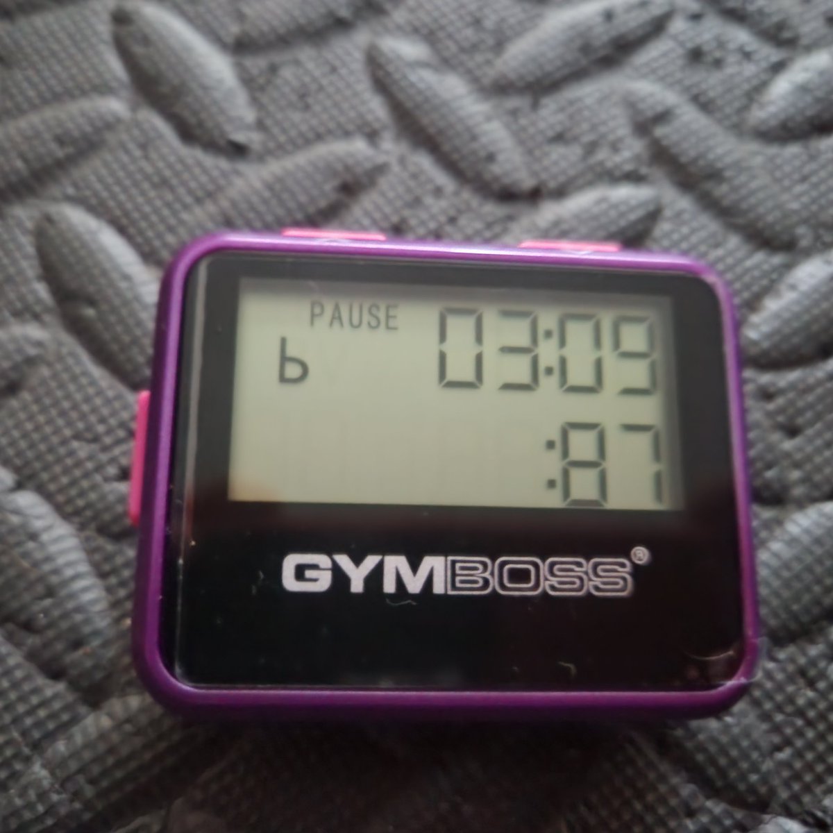 CTRunner21's tweet photo. Steel mace PT &amp; exercises yesterday &amp; 100 push-ups.Feeling it.I started shaking 10 seconds in.  Happy with my plank. @gymbosstimers #gymboss
Plank post time, picture, and use hashtags:
#Plank #TimeToPlank #RunWithAdam #CrushThoseMiles #Core #KnowYourWhy #WeGotThis #Goals https://t.co/FeidLDccuP