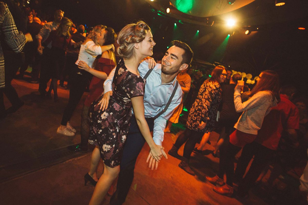 StadTienen's tweet photo. Zin om een dansje te placeren? Apollo Swing leert je op zaterdag 27/08 de dansmoves tijdens Radio Modern in #Tienen 💃 Earl Jackson brengt live wat rock 'n roll naar Tienen 🎶 Een gratis retrofeest in openlucht op de Grote Markt! Ben jij erbij? #thuisintienen https://t.co/8ahKyhRQeI