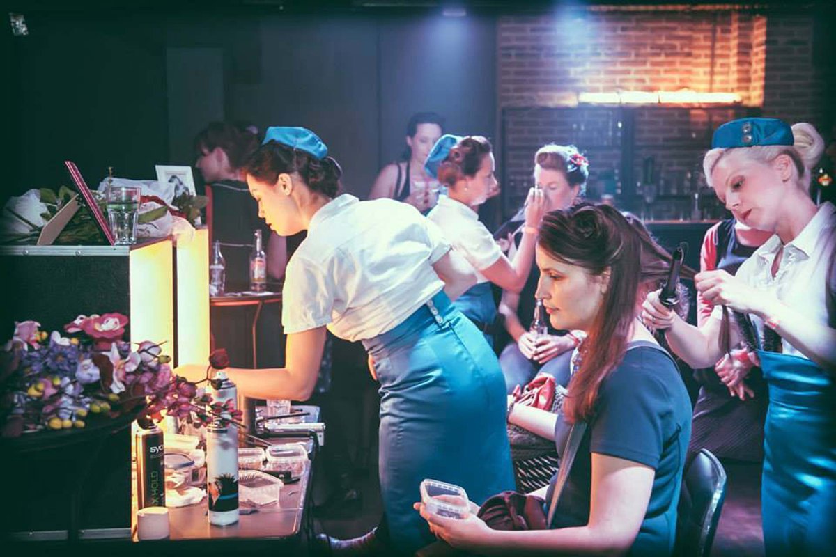 Zin om een dansje te placeren? Apollo Swing leert je op zaterdag 27/08 de dansmoves tijdens Radio Modern in #Tienen 💃 Earl Jackson brengt live wat rock 'n roll naar Tienen 🎶 Een gratis retrofeest in openlucht op de Grote Markt! Ben jij erbij? #thuisintienen