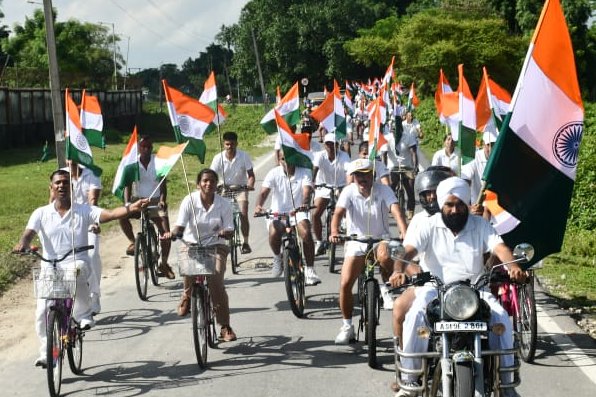 SSB_INDIA's tweet photo. On the occasion of #IndependenceDay2022, total 75000 #SSB personnel of field formations carried out 75 rallies covering 7500 kms across the country under the guidance of @sthaosen to encourage people to be a part of the #HarGharTiranga campaign.

@HMOIndia
@AmritMahotsav https://t.co/mDxLFg86Nw