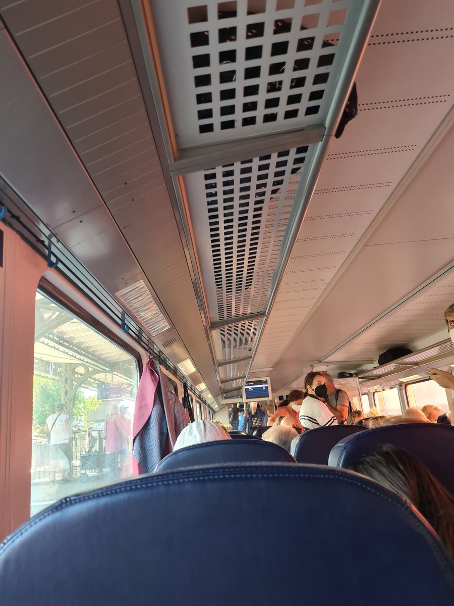 aaron_m_ebmeyer's tweet photo. Grüße ausm RE5, der schon vor dem 9-Euro-Ticket zu wenig Kapazitäten hatte... https://t.co/IvJGGVx4Uf
