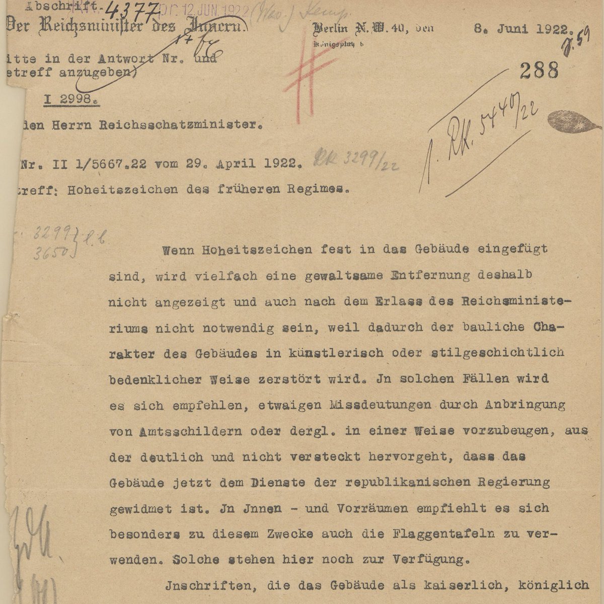 Im August 1922 war nicht nur die Hymne umstritten, sondern vor allem auch die Reichsflagge. Auch bei anderen Hoheitszeichen kämpfte die junge Demokratie noch um ihre Wahrnehmung. #dasBundesarchiv #100Jahre
Quelle: BArch, R 43 I/1832 
invenio.bundesarchiv.de/invenio/direkt…