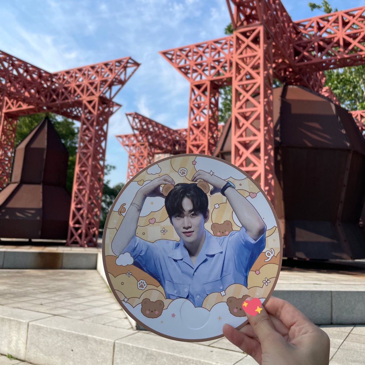 ontheeasel_JH's tweet photo. <첫콘 부채나눔 안내>

💛 시간: 5:30 PM
💛 장소: 만남의광장 빨간조형물앞

* 총 350장 / 1인 1개씩 배부됩니다. https://t.co/2gQJp9ER3z