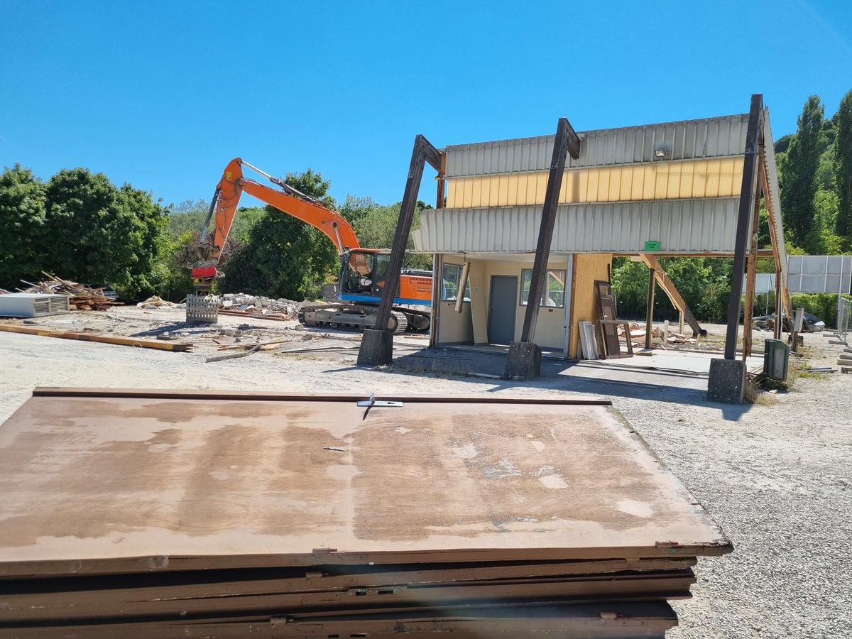 RemyDisso's tweet photo. 🚣Rénovation de la base nautique du lac Kir à Dijon : avec la démolition du premier bâtiment, un chantier majeur a débuté https://t.co/bWcpmRmNIE https://t.co/Ww9q0AvWU3