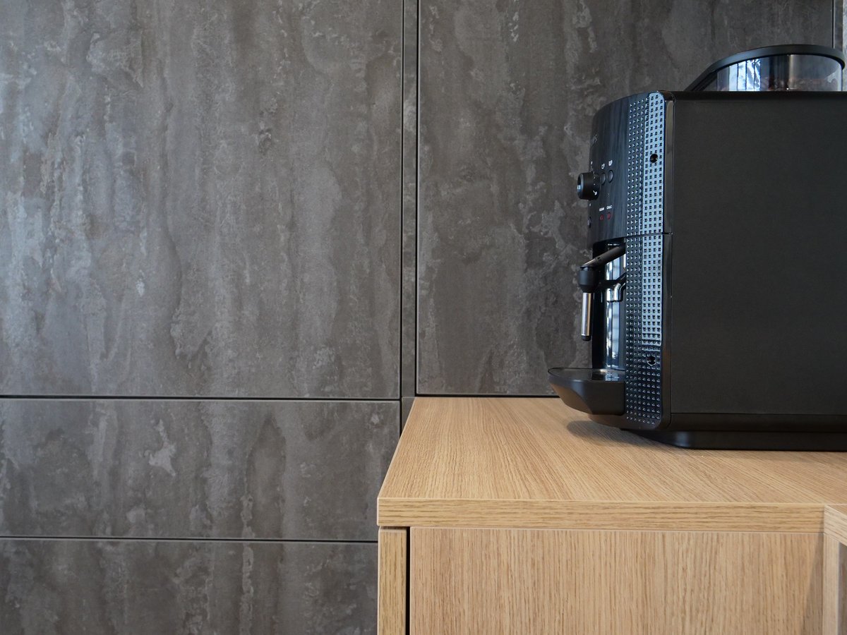 Kronospan's tweet image. Another realization with our favorite #IronFlow design. This time we have an MF PB used as the main decor for the walls and cabinets, in combination with a wood and marble design.

#Kronospan #MadeWithKronospan #Kronodesign #TrendsDecors #CloudNebula #AmberUrbanOak #OfficeDesign