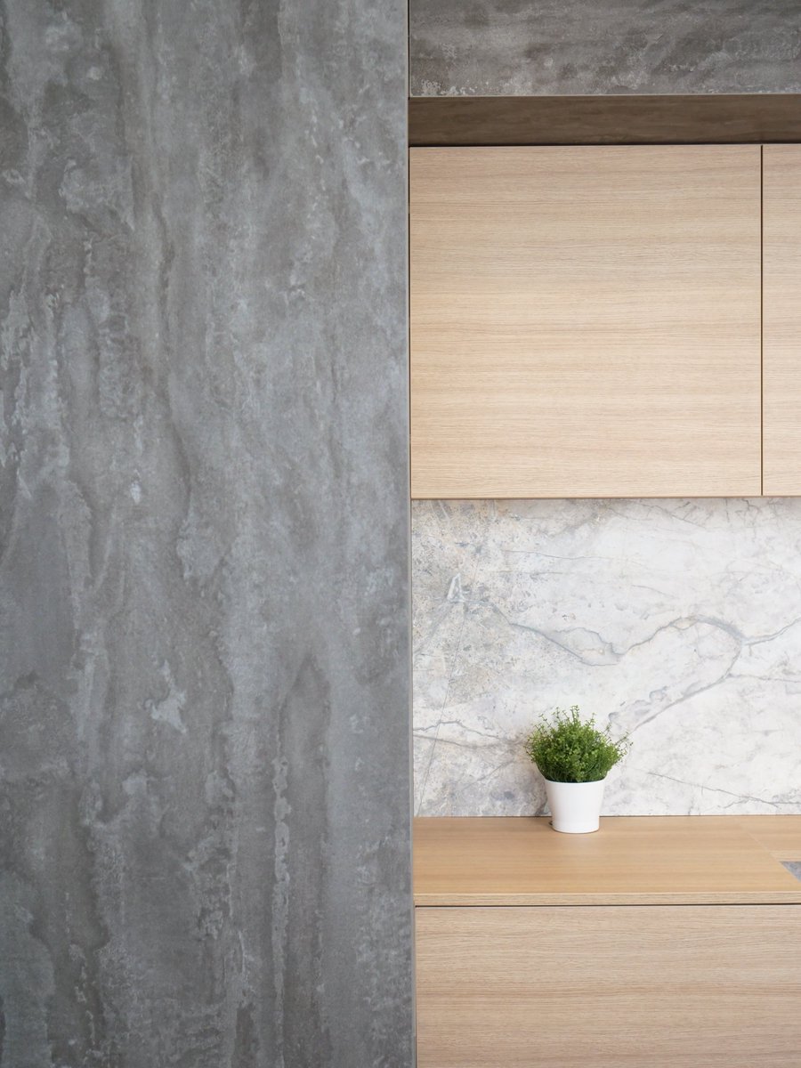 Kronospan's tweet image. Another realization with our favorite #IronFlow design. This time we have an MF PB used as the main decor for the walls and cabinets, in combination with a wood and marble design.

#Kronospan #MadeWithKronospan #Kronodesign #TrendsDecors #CloudNebula #AmberUrbanOak #OfficeDesign