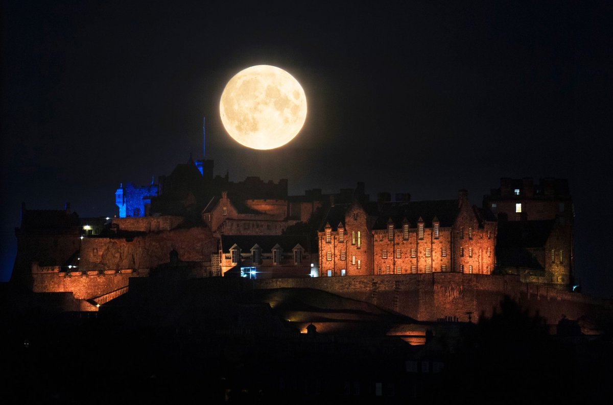 belperbarlow's tweet photo. The Sturgeon supermoon, the final supermoon of the year, rises behind Edinburgh Castle :: #supermoon #moon #SturgeonMoon #Edinburgh #EdinburghCastle #Scotland https://t.co/wMQCIVDqVI