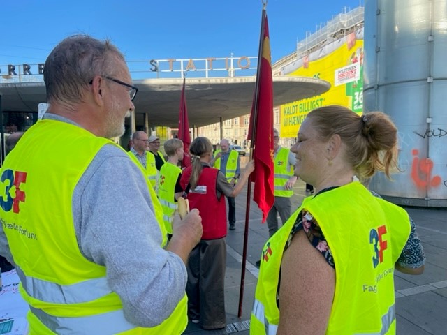 JanVilladsen3F's tweet image. Skøn sommermorgen☀️med frisk aktivisme for #FairTransport + ordnede vilkår hos nemlig.com og andre steder, hvor anstændigt #arbejde mangler. Heldigvis har #Føtex  #COOP og @JustEatDK vist vej med overenskomst. Ordnede forhold kan nemlig godt lade sig gøre👍🚚#DKbiz