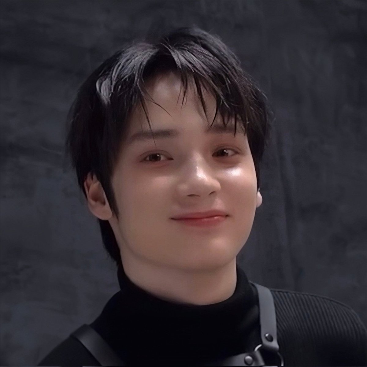 kaiiminty's tweet photo. the outfit: 🖤😈

Huening kai: https://t.co/pJxGYc3mzG