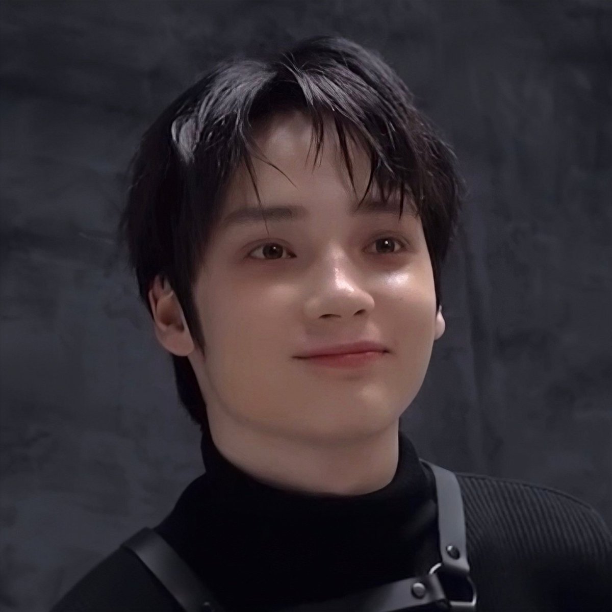 kaiiminty's tweet photo. the outfit: 🖤😈

Huening kai: https://t.co/pJxGYc3mzG