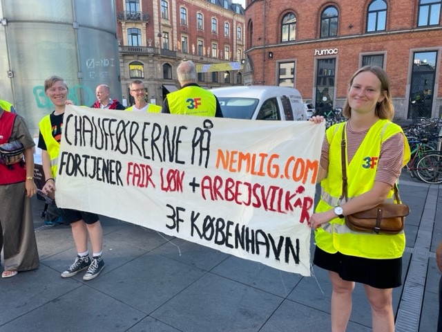 JanVilladsen3F's tweet image. Skøn sommermorgen☀️med frisk aktivisme for #FairTransport + ordnede vilkår hos nemlig.com og andre steder, hvor anstændigt #arbejde mangler. Heldigvis har #Føtex  #COOP og @JustEatDK vist vej med overenskomst. Ordnede forhold kan nemlig godt lade sig gøre👍🚚#DKbiz