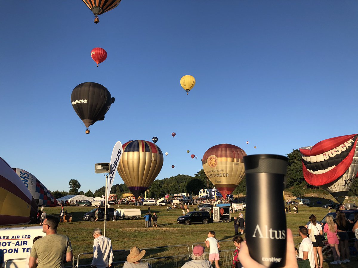 DocSarahAltus's tweet image. At the #bristolballoonfiesta what a morning! @AltusLtd digital arch enjoying the balloons #merch
