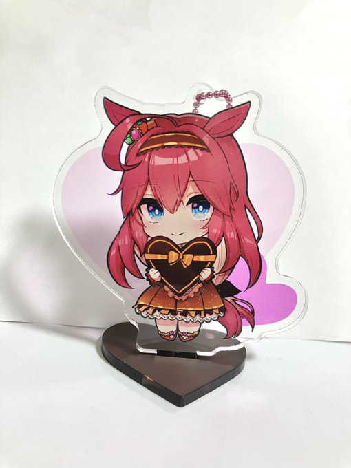 アクスタ届きました!ピンク寄りの色合いになりました〜背景のハートは透ける仕様です 