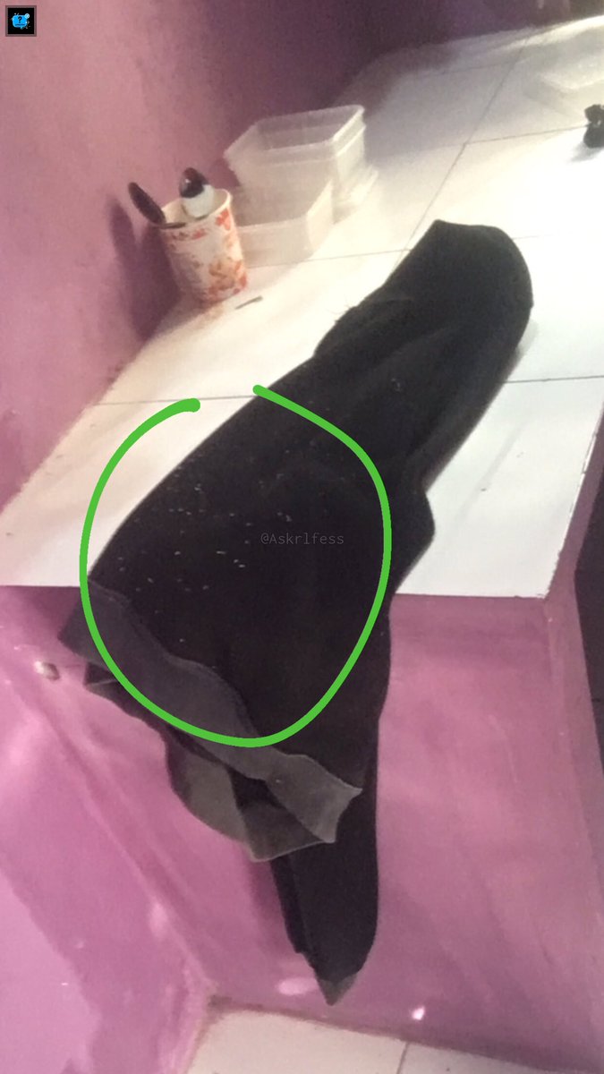 Askrlfess's tweet photo. ⚠️ belatun9 ul4t
Guys maaf sbelumnya aku jepret foto pake kamera depan jd ga bgitu jelas tp kliatan itu putih2😭🙏 jadi lgsug aja aku baru seminggu ngekost, pagi td abis belii makan dan aku pulang lgsg taruh hoodieku disitu (ntah knp ga aku gantung) trs sore ini aku baru (cont) https://t.co/471HRun7O6