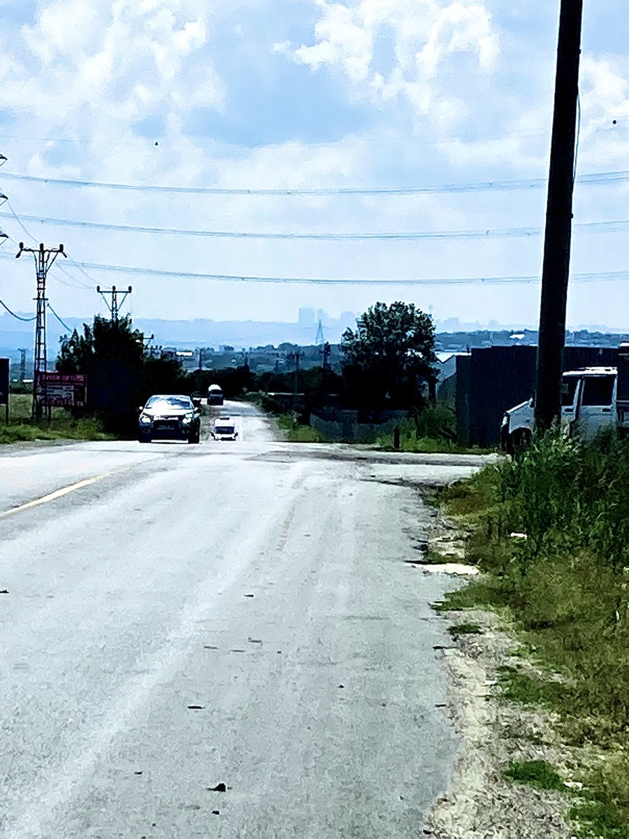 Zie jullie dat, in de verte, nèt onder die elektriciteitsdraden: ISTANBUL!!