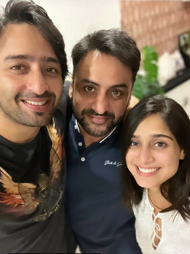LazyBanjara's tweet photo. And these people just decided to make us all emosh again 😭😭😭😭😭😭😭

This time they met in Shaheer's home means they've prolly met Ana........🥺

#ShaheerSheikh #Navya https://t.co/wbA0PkHeG0