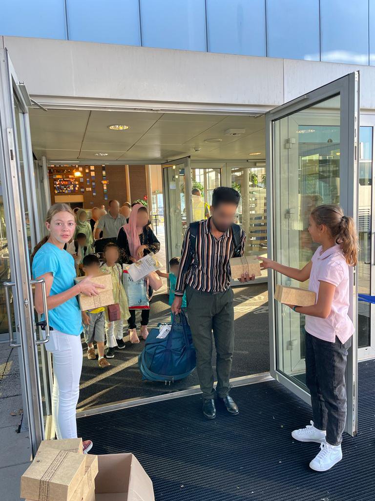 MinBZ's tweet photo. Op Eindhoven Airport kwam vanmorgen voor de vierde keer een speciale chartervlucht uit #Pakistan aan, met aan boord 184 mensen uit #Afghanistan. Nederland kon deze vlucht organiseren nadat Pakistan een uitzondering maakte voor de mensen die geen geldige reisdocumenten hebben. https://t.co/qWN4OhPczF