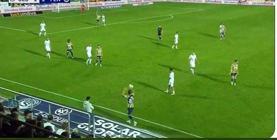 Serdar Dursun bakıın nereden top istiyor. Her halde taksi ile falan yollamak lazım o mesafeye topu.
#SLVvFB #Fenerbahce