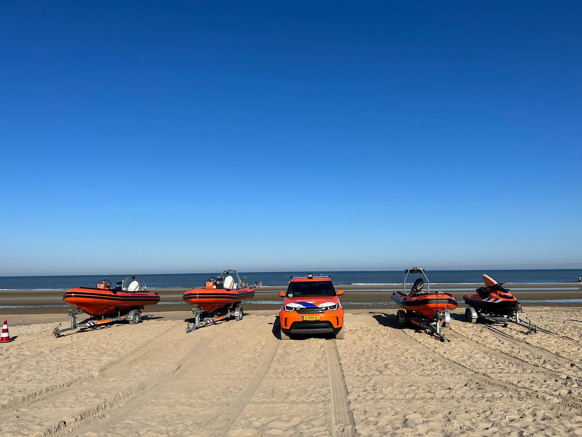Onze lifeguards zijn er weer klaar voor. 🛟
- Ook vandaag wind uit het oosten. Blijf met opblaasmiddelen dicht onder de kant! 💨

⚠️ Ga nooit alleen het water in en kun je niet zwemmen ga dan niet dieper dan tot je knieën het water in! 🏊‍♀️

#beachforsafety #zandvoort #lifeguard