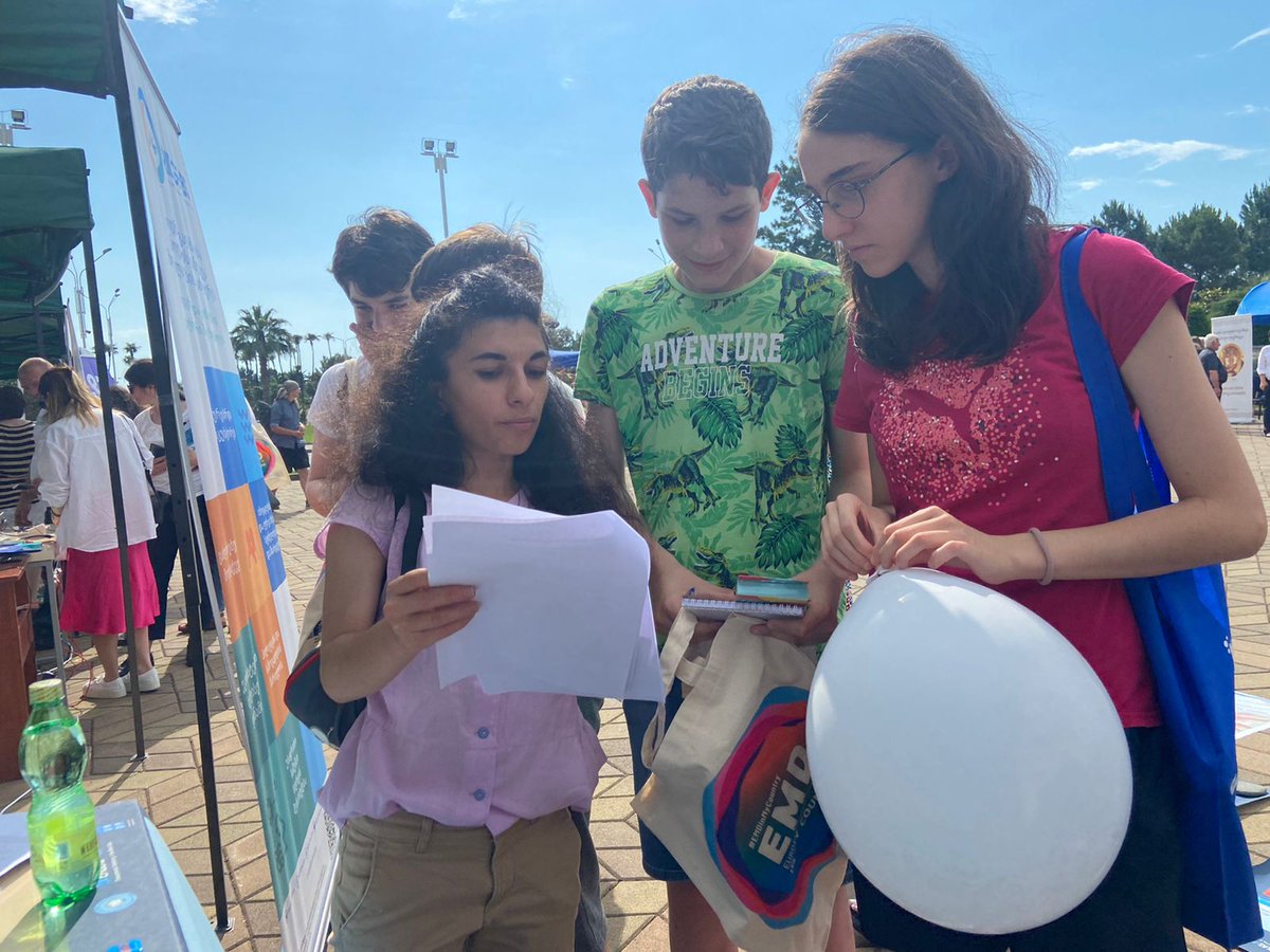 #BlackSeaYouth engaged with young people on  #EuropeanMaritimeDay in #Georgia!

🇬🇪 young ambassador @MAvakova held a series of activities including a mini quiz to point out how we can be environmentally friendly and what we can do for plastic-free and sustainable seas.