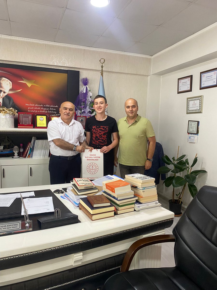 LGS'de % 0.03'lük dilime girerek Trabzon Fen Lisesi'ne yerleşen öğrencimiz Mehmet Çağrı BÜLBÜL Okul Mdr Kerim KAVRAZ ile birlikte İlçe Milli Eğtm Mdr <a href="/yasaradiguzel61/">Yaşar Adıgüzel</a> ziyaret ettiler.Müdürümüz <a href="/yasaradiguzel61/">Yaşar Adıgüzel</a> öğrencimizi tablet ile ödüllendirdi ve başarılarının devamını diledi.