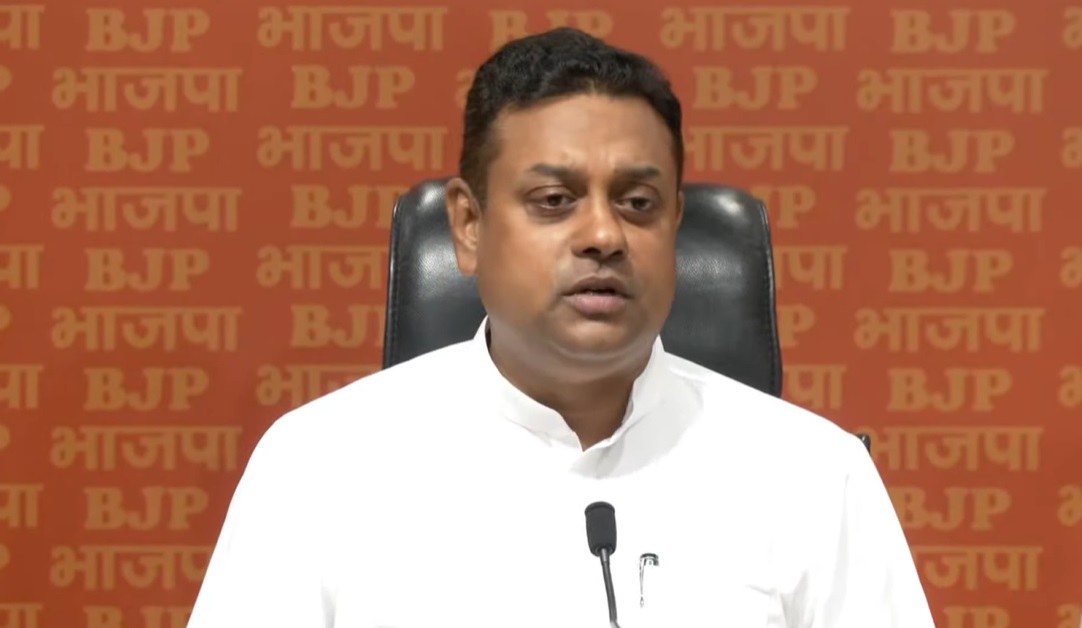 BJP4India's tweet photo. तेजस्वी यादव ने 2020 में कहा था कि हम आएंगे तो 10 लाख नौकरी देंगे।

जब उनसे पूछा गया कि अब आप आ गए हैं तो 10 लाख नौकरी का क्या होगा?

तो तेजस्वी यादव कहते हुए नजर आते हैं कि देखिए अभी तो हम मुख्यमंत्री नहीं बने हैं, मैंने कहा था कि जब हम मुख्यमंत्री बनेंगे तब नौकरी देंगे। https://t.co/rMXIZ8mGsl