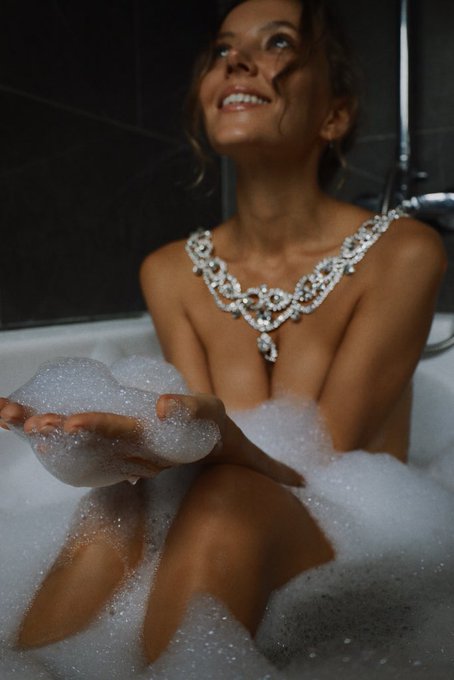 Taking a bath like a princess 👑 https://t.co/GoGWOGCTcY