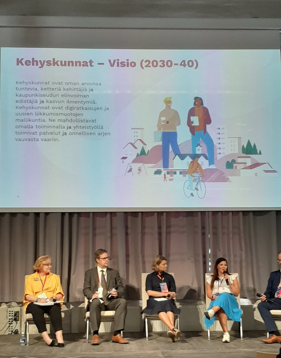 #kuntajohtajapäivien paneelikeskustelu käynnissä: Tulevaisuus erilaistuvissa kunnissa. Kehyskuntien edustajana <a href="/KjLeinonen/">Linda Leinonen</a> : luotetaanko kuntiin?Me #kyllä pystymme hoitamaan tehtävämme. Normienpurku on toiveena kaikilla.