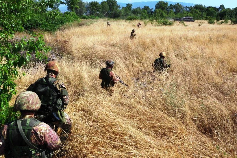 Esercito's tweet photo. Buongiorno da #Persano (SA), dove i #carristi del 4° Reggimento della Brigata bersaglieri “Garibaldi” hanno condotto con successo un’importante attività addestrativa. Per approfondimenti 👉🏻 https://t.co/ljBHwJAw4h #Esercitodeglitaliani #noicisiamosempre #alserviziodelPaese https://t.co/dwDKmQ48mi