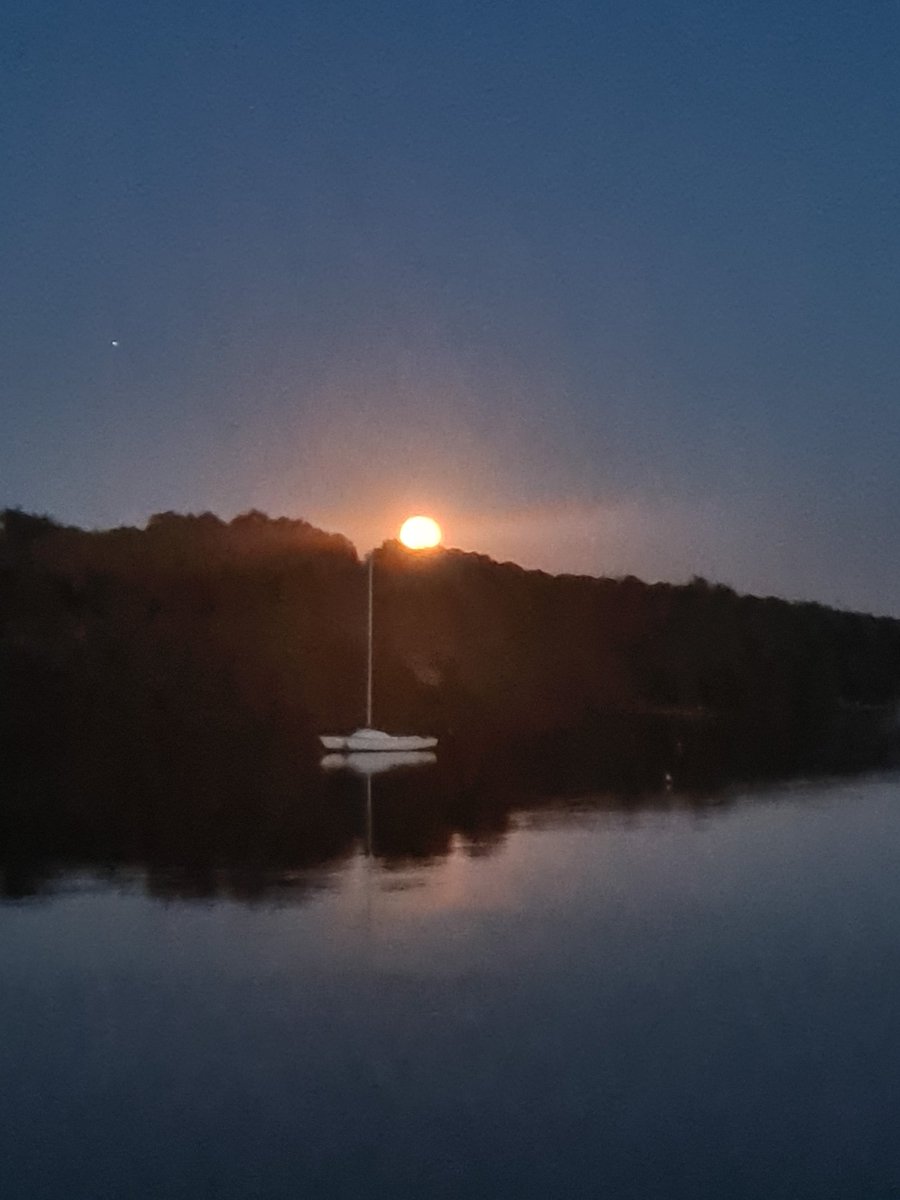 Barge life and supermoon on Lough Erne = perfection @waterwaysirelan <a href="/barrabest/">Barra Best</a> <a href="/WeatherCee/">Cecilia Daly</a> <a href="/ECMFCM/">Enniskillen Castle: Fermanagh County Museum</a> <a href="/fermanaghlakes/">Fermanagh Lakelands</a> <a href="/WeatherAisling/">Aisling Creevey</a> <a href="/Louise_utv/">Louise Small</a> <a href="/CamlakeCanvas/">Camlake Canvas</a>