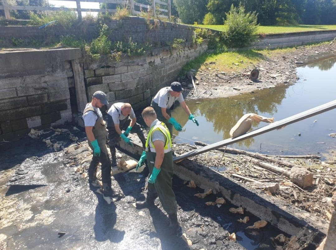 This week we donated a number of cases of water to the volunteers down at spike island doing vital work in the sanky canal😃☀
We're happy to be able to help keep everyone hydrated in the hot weather😃🫗
Big thank you to the West Bank Boating club and Halton Borough Council 👋🙌