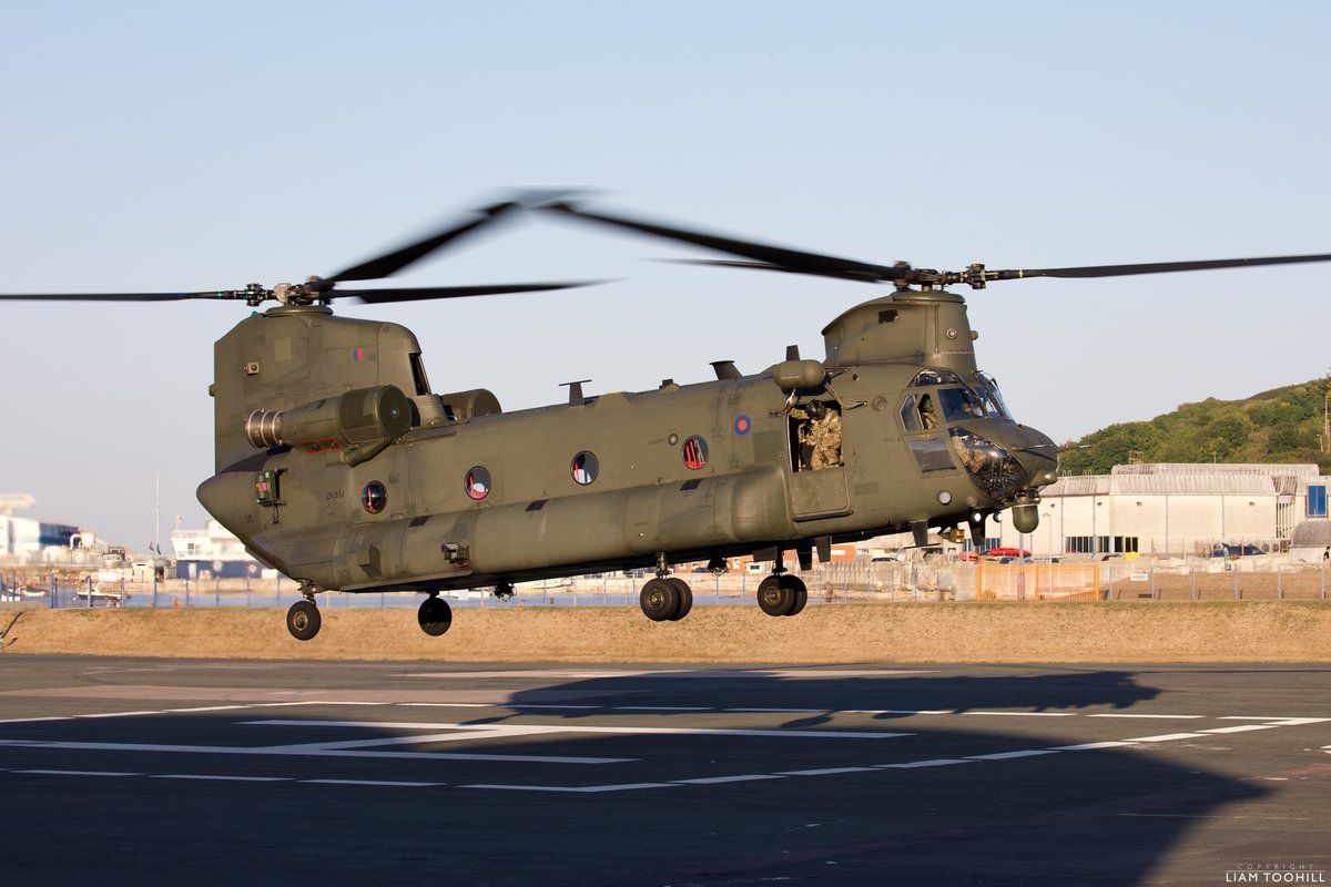 Golden Hour ✔️ Chinook ✔️ Shot ✔️ The paint on the HC.6 just hits different when the light catches it!