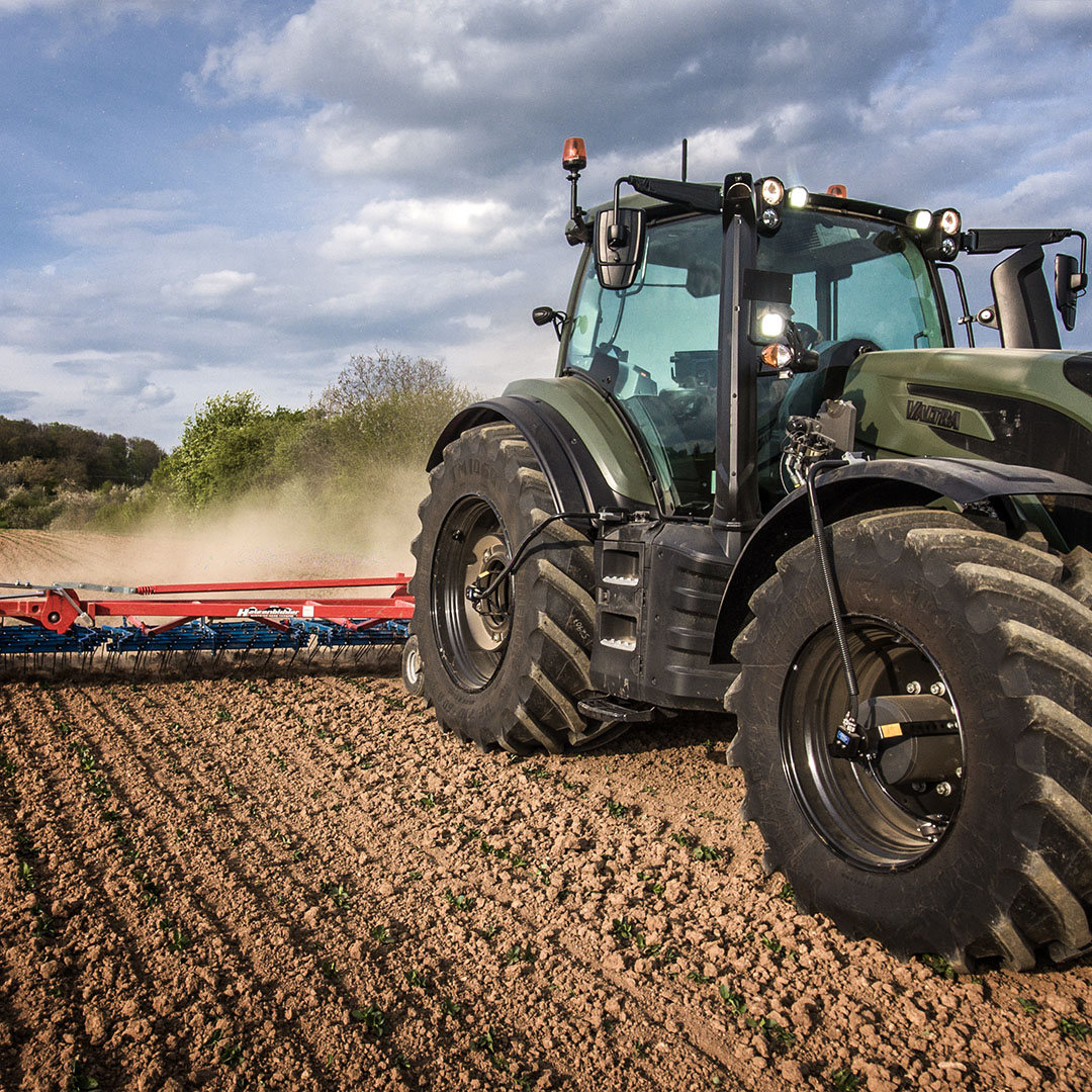 🔍 NEW #BLOG 📗  bddy.me/3pcYSuO ❗
 In this #Valtrablog we take a look at #soil compaction-  the agronomical impacts, benefits of good soil structure, and how you can improve soil health.
#smartfarming #tractor #soilcompaction #agriculture  #Valtra #Farming