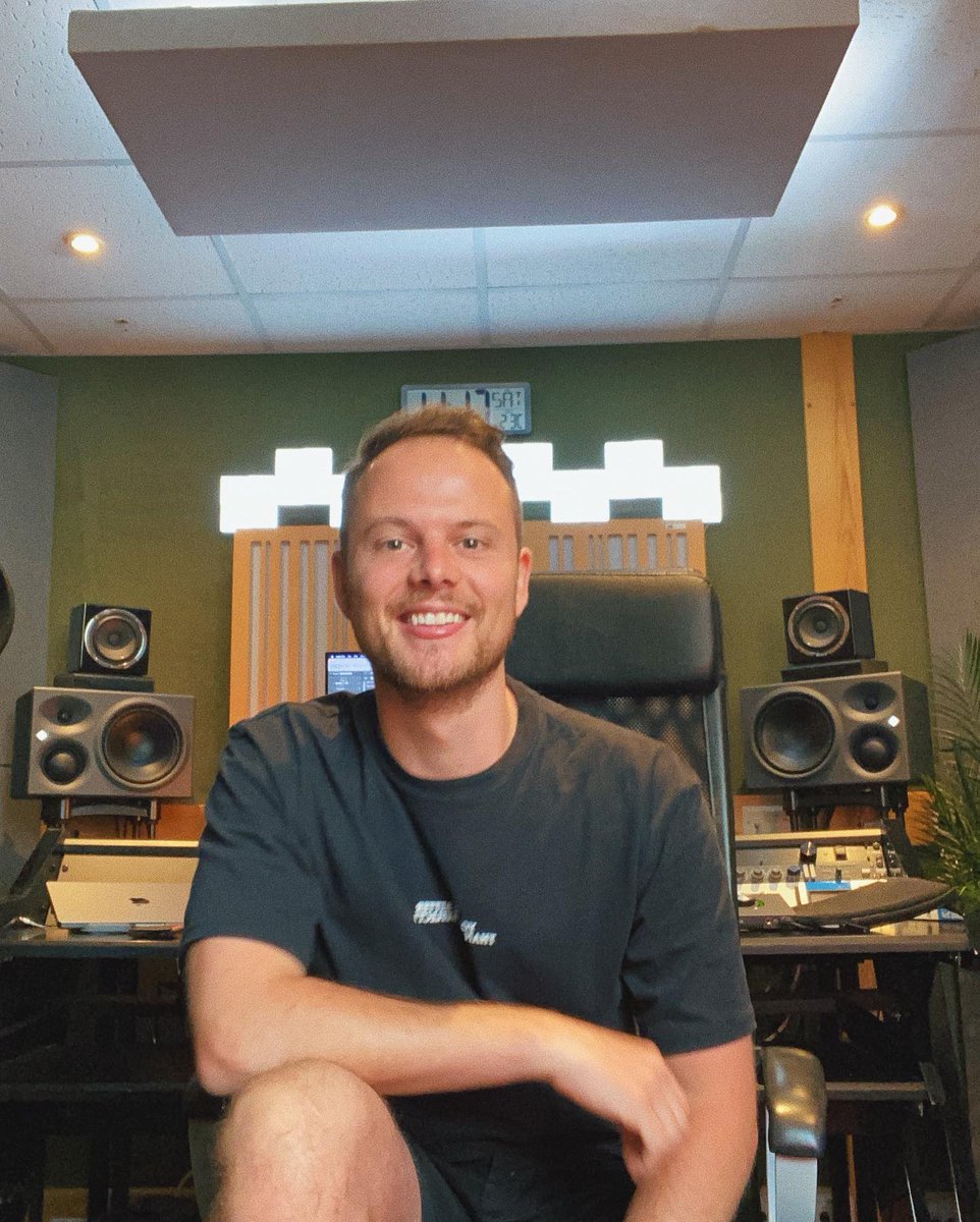 Back in the studio and feeling refreshed after a week off!

Big love to everyone streaming ‘Don’t Pretend’ 🙌🏻
📸instagram.com/p/ChJxWXAA386/