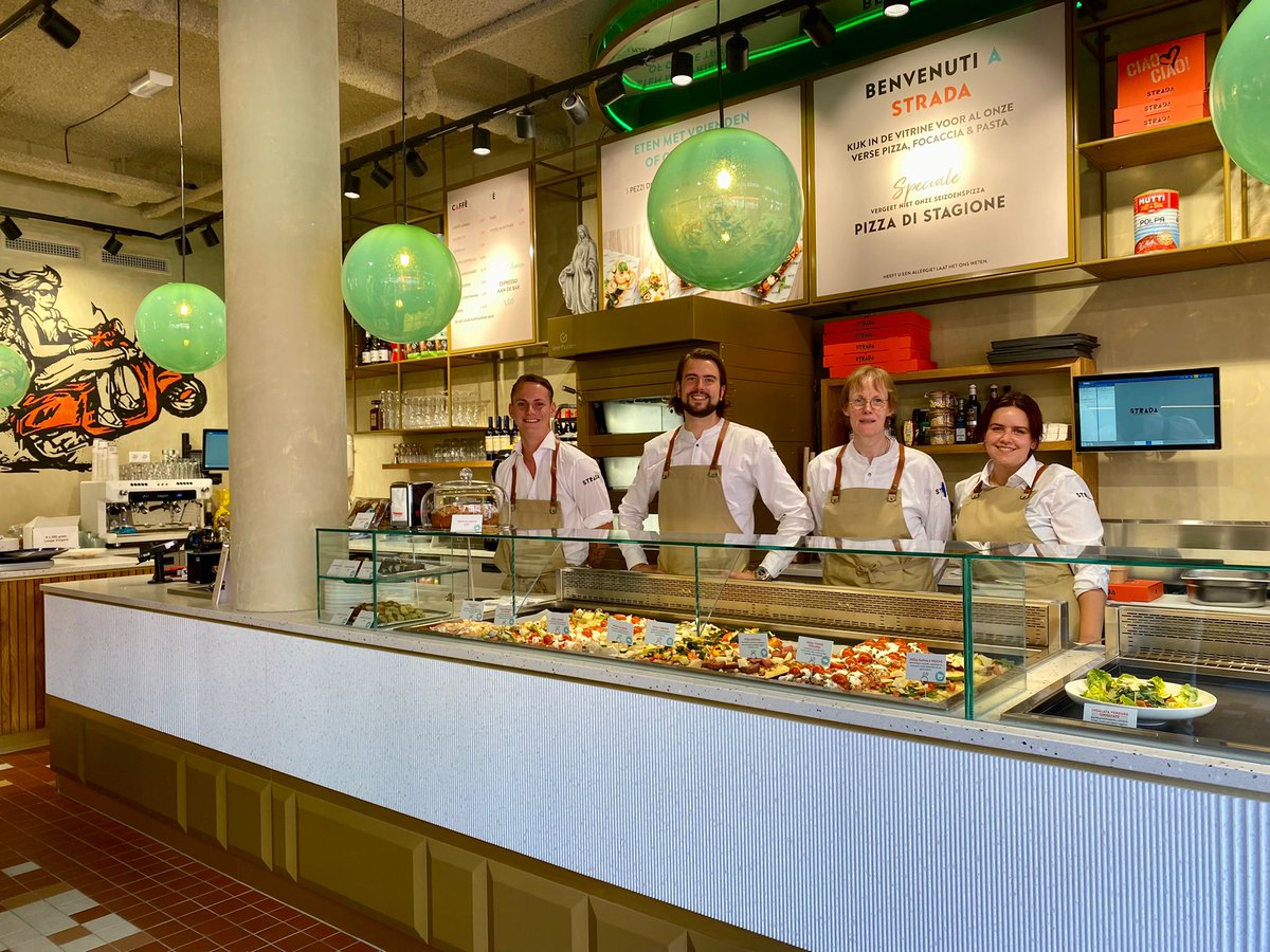 Op zaterdag 17 september is de officiële opening van weer een nieuwe vestiging van STRADA in Stadshart Amstelveen. Echt goede pizza, zoals alleen de Italianen deze kennen, herken je aan ‘semplicità’ (eenvoud). De inrichting heeft de sfeer en charme van een Italiaans plein.