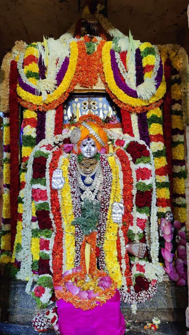 Jaggesh2's tweet photo. ಇಂದಿನ (ಪೂರ್ವಾರಾಧನ) ರಾಯರ ಅಲಂಕಾರ 🙏 ಓಂ ಶ್ರೀ ರಾಘವೇಂದ್ರಾಯನಮಃ https://t.co/OvyZ3Cfq0K
