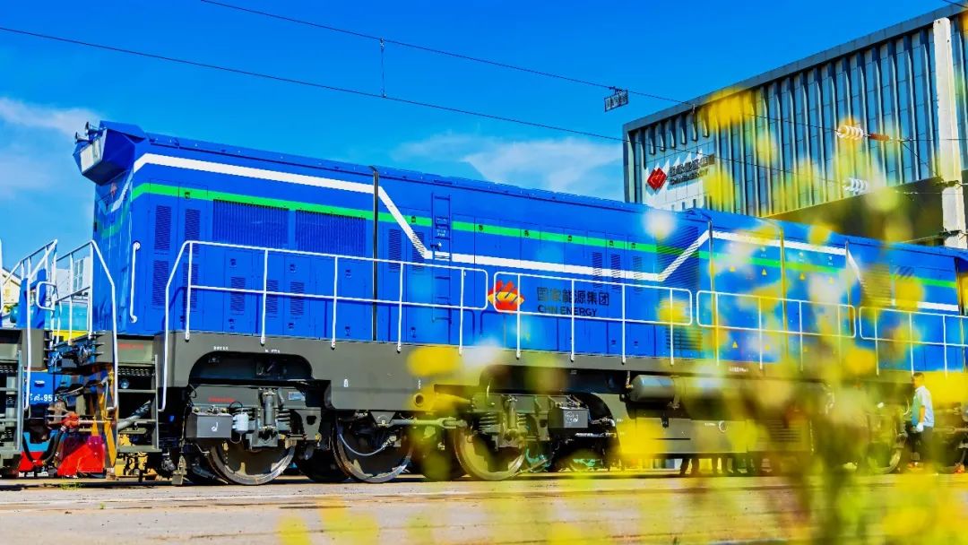 CRRC_ZELC's tweet image. Do you know what DMI stands for? Let the #HXN6 electric locomotive developed by #CRRC Ziyang tell you.It’s a hybrid #locomotive with the largest power level in the world.The power source is composed of a power battery pack and a diesel generator set.