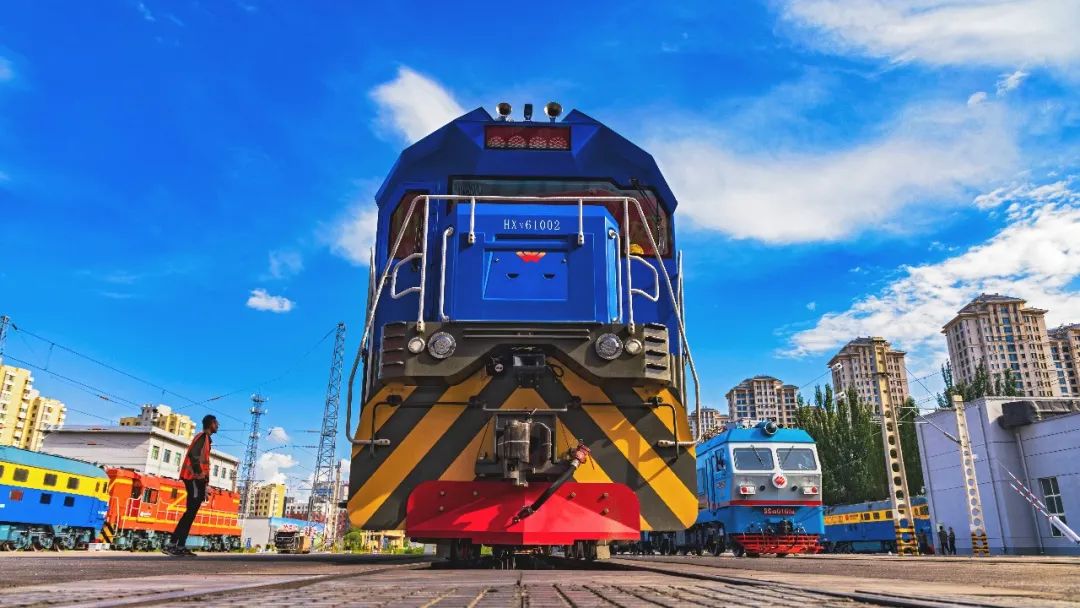 CRRC_ZELC's tweet image. Do you know what DMI stands for? Let the #HXN6 electric locomotive developed by #CRRC Ziyang tell you.It’s a hybrid #locomotive with the largest power level in the world.The power source is composed of a power battery pack and a diesel generator set.