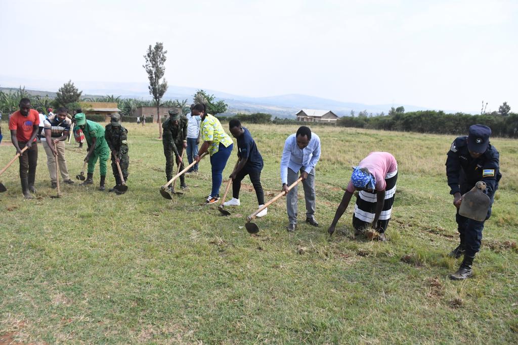NyagatareDistr's tweet photo. Kuri uyu munsi mpuzamahanga w'Urubyiruko, mu mirenge yose hakozwe #Umuganda w'urubyiruko.Ku rwego rw'Akarere V/mayor @MurekateteJuli3 n'Intumwa ya @YouthCultureRW ,@RuzindanaRUGASA bifatanyije n'abaturage mu Murenge wa Rwempasha batunganya ikibuga cy'imikino n'imyidagaduro. https://t.co/7LJ5caqwry