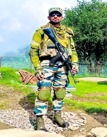 mlkhattar's tweet photo. मातृभूमि की रक्षा करते हुए जम्मू कश्मीर के राजौरी में शहीद हुए हरियाणा के वीर सपूत निशांत मलिक जी को अश्रुपूर्ण श्रद्धांजलि।

ईश्वर दिवंगत आत्मा को शांति और शोकाकुल परिजनों को संबल प्रदान करें।

दुख की इस घड़ी में हम सब परिजनों के साथ खड़े हैं।

ॐ शांति!! https://t.co/T8yZ1K888X