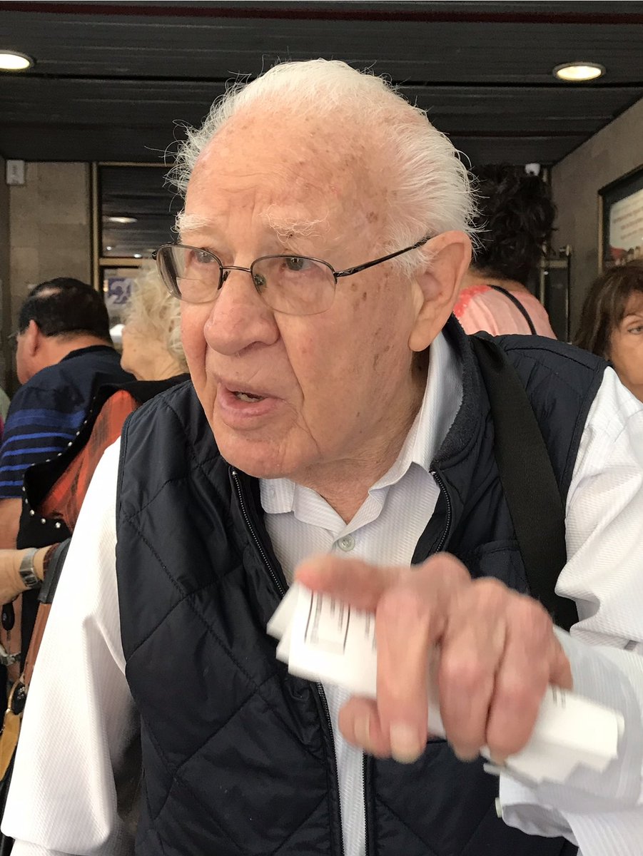 YadlinAmos's tweet image. אבא שלנו האהוב, אהרן ידלין, הלך לעולמו.
מנהיג בכח אישיותו וערכיו, מחלוצי ההתיישבות בנגב, ממובילי תנועת העבודה, דבק בשוויון, בציונות ובערך האדם. מחנך ומורה, איש חכם וצנוע שפיו וליבו שווים. 
בן 96, צלול וחד, נפרד מאיתנו בשנתו.
הלוויתו תתקיים בקיבוצו חצרים ביום ראשון בשעה 17:30.