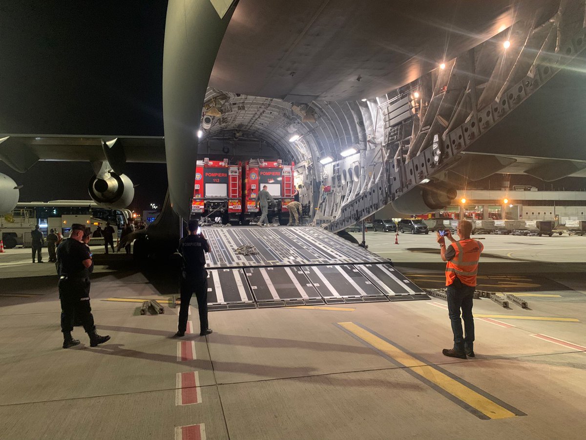 Les renforts de pompiers roumains (77 personnels et 14 véhicules) qui sont arrivés à Bordeaux sont transportés par deux C-17... de l'OTAN ! #IncendiesGironde