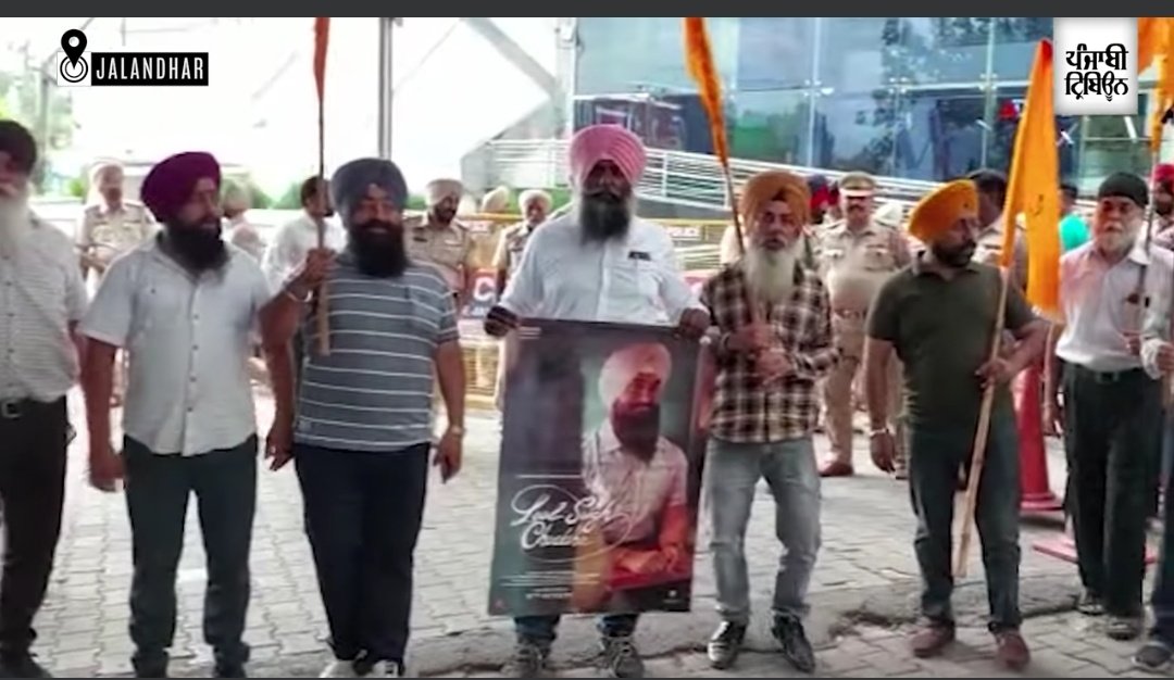 alishan_jafri's tweet photo. “We won't let anyone stop the screening of Lal Singh Chadha.”

Sikh activists in Jalandhar stopped Hindutva activists who allegedly tried to disrupt the screening of Aamir Khan's Lal Singh Chaddha.

https://t.co/34Wld9vQBx https://t.co/41Rmzt8DMh