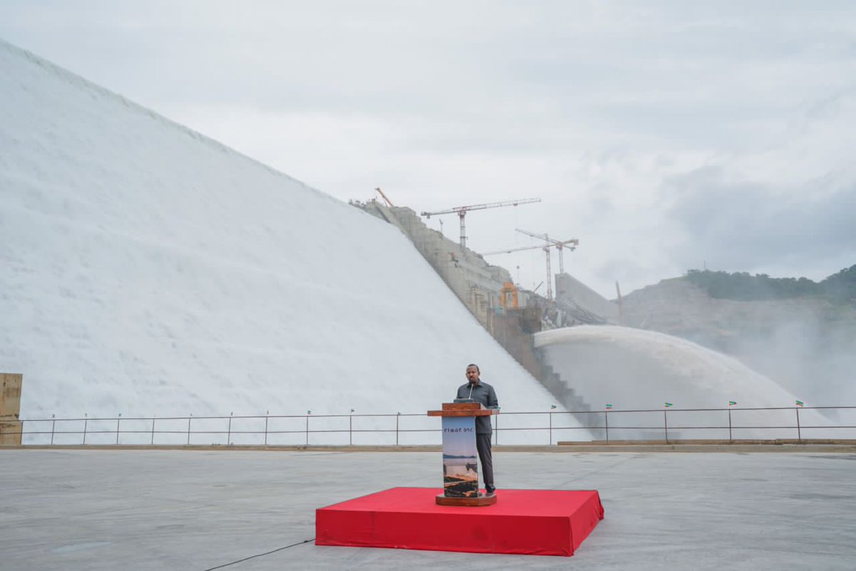 AbiyAhmedAli's tweet image. የሕዳሴ ግድብ 3ኛው ዙር ውኃ ሙሌት በስኬት ተጠናቅቋል፡፡
ዓባይ ላይ ግድብ ለመገንባት ስንነሳ ወንዙን የራሳችን ብቻ የማድረግ ፍላጎት አድሮብን እንዳልሆነ ከመጀመሪያውም ስንናገር ነበር፡፡እኛ ማግኘት የሚገባንን ጥቅም እናግኝ ስንል 1/5