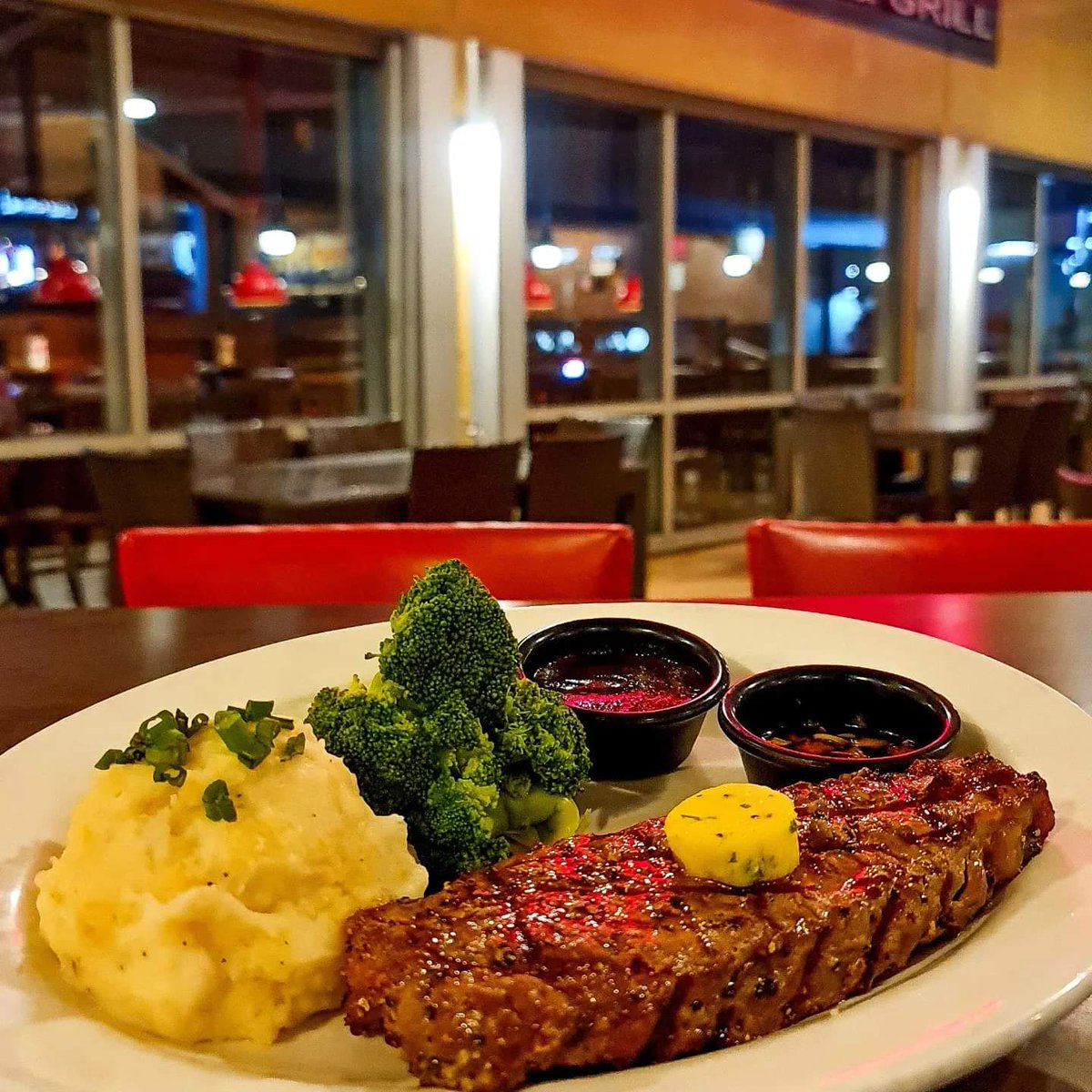 GuamFoods's tweet photo. Perfect place for dinner? Date night or a family outing, look no further! 
From their delicious burgers, to their wings! Even a fancy steak!

Instagram Post:
https://t.co/F9wH3tORfv

#food #foodporn #tgifridaysguam #tasty  #steak #guamfoods  #guam #グアム https://t.co/F7GyOO1f0Q