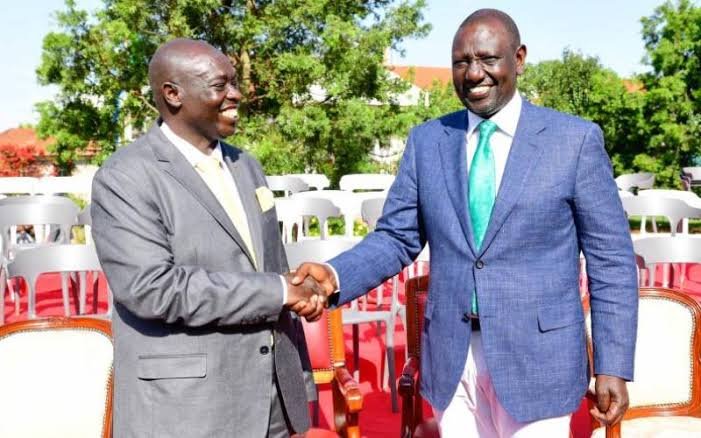MaggykMaggy's tweet photo. Am asking this for the last time today, who's likely to be announced as the 5th president of the republic of Kenya 🇰🇪?

Like for Kenya Kwanza ~ Ruto
Retweet for Azimio ~ Raila

KTN News | Accept | Ruto the 5th | citizen tv | Ruth Odinga | Itumbi | Azimio TV https://t.co/onCJS22DTb