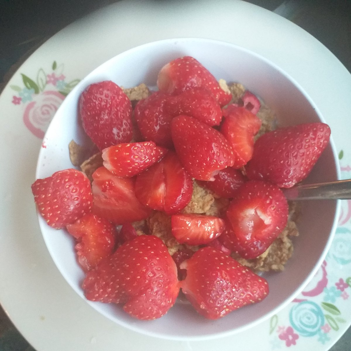 Bono66020372's tweet photo. I'm on a #healthyeatingplan in an #attempt to #looseweight so here's my #specialkbranflakeswithdtramberries & #semiskimmedmilk & I also have #MandS #wheatflakeswithstarberries after #findingout that a #bowlofcornflakes is #fullofsugar when #EHolmes was #talkingaboutit on @GBNEWS https://t.co/GO8KMKzajt